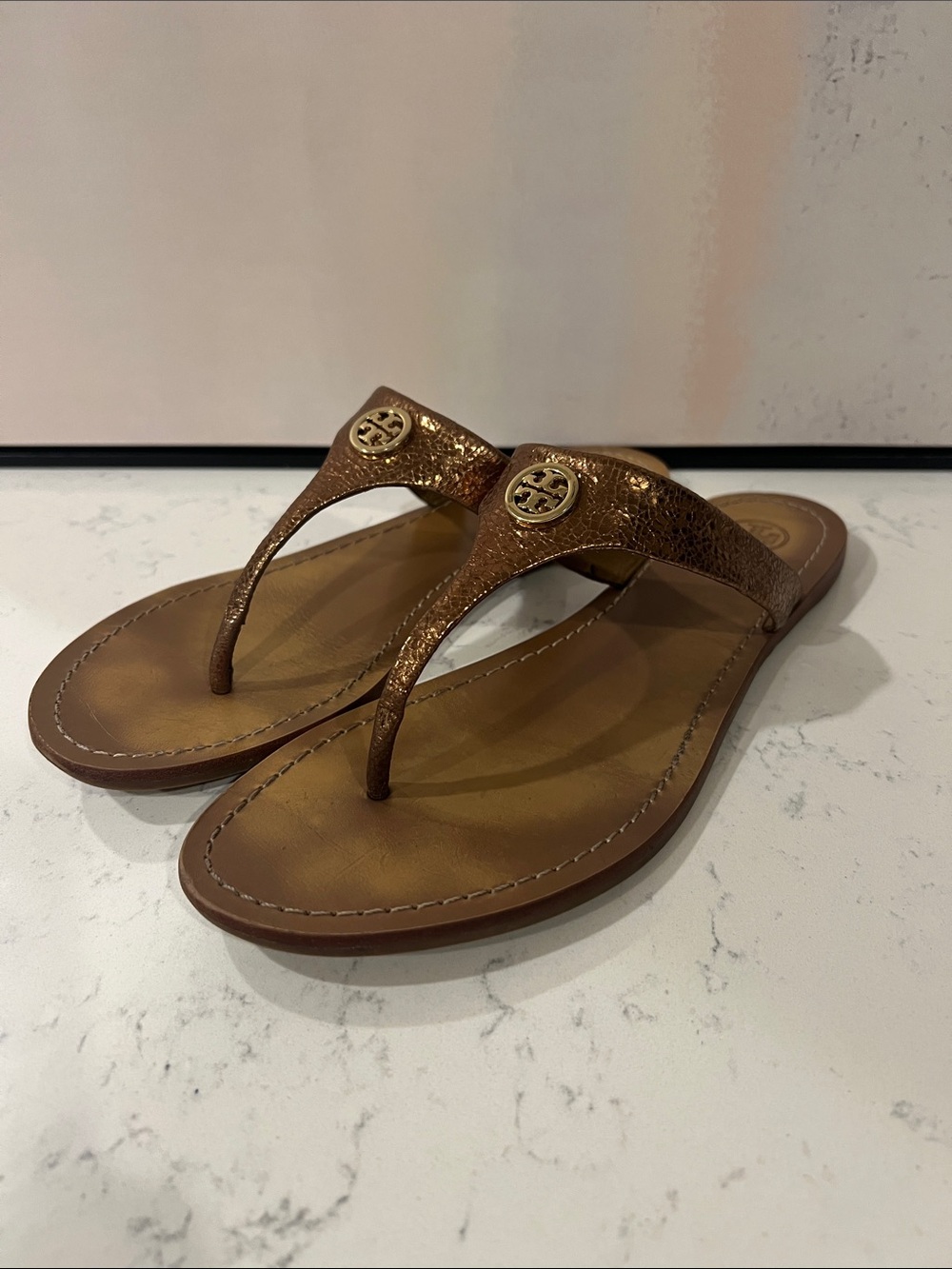 Tory Burch metallic gold crackled leather thong sandals size 10 - Picture 8 of 15